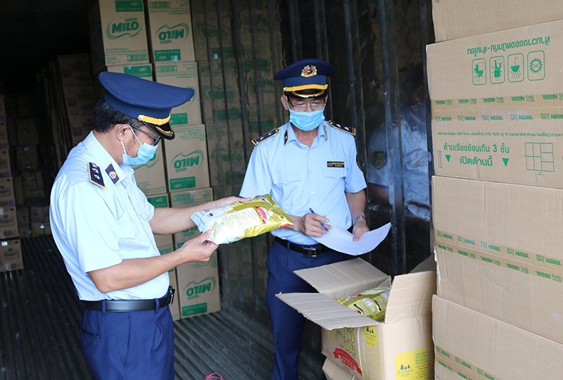 Lực lượng QLTT kiểm tra hàng hóa nhằm đấu tranh chống buôn lậu, gian lận thương mại và hàng giả.