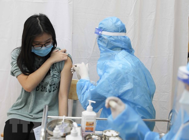Tiêm vaccine phòng COVID-19 cho học sinh Trường THPT Kim Liên, quận Đống Đa. (Ảnh: Thanh Tùng/TTXVN)