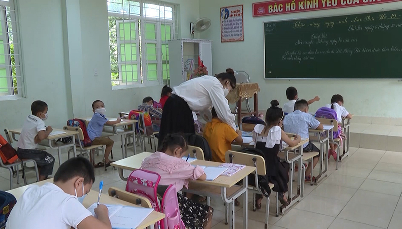 Học sinh Minh Hóa thực hiện các biện pháp phòng, chống dịch Covid-19 khi học tập trung.