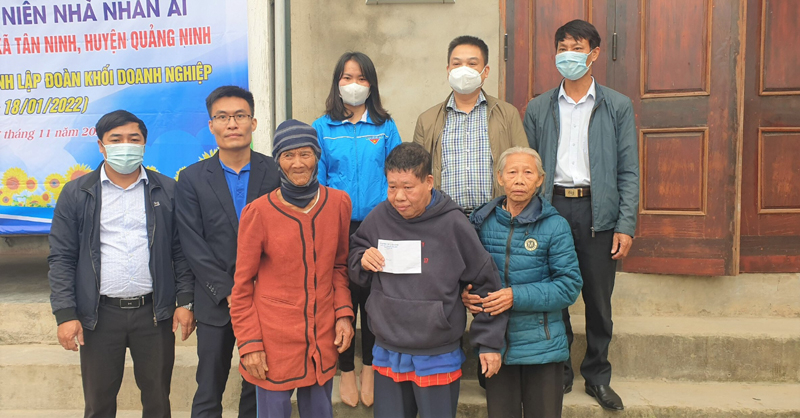 bàn giao nhà nhân ái cho gia đình anh Võ Ngọc Chi.