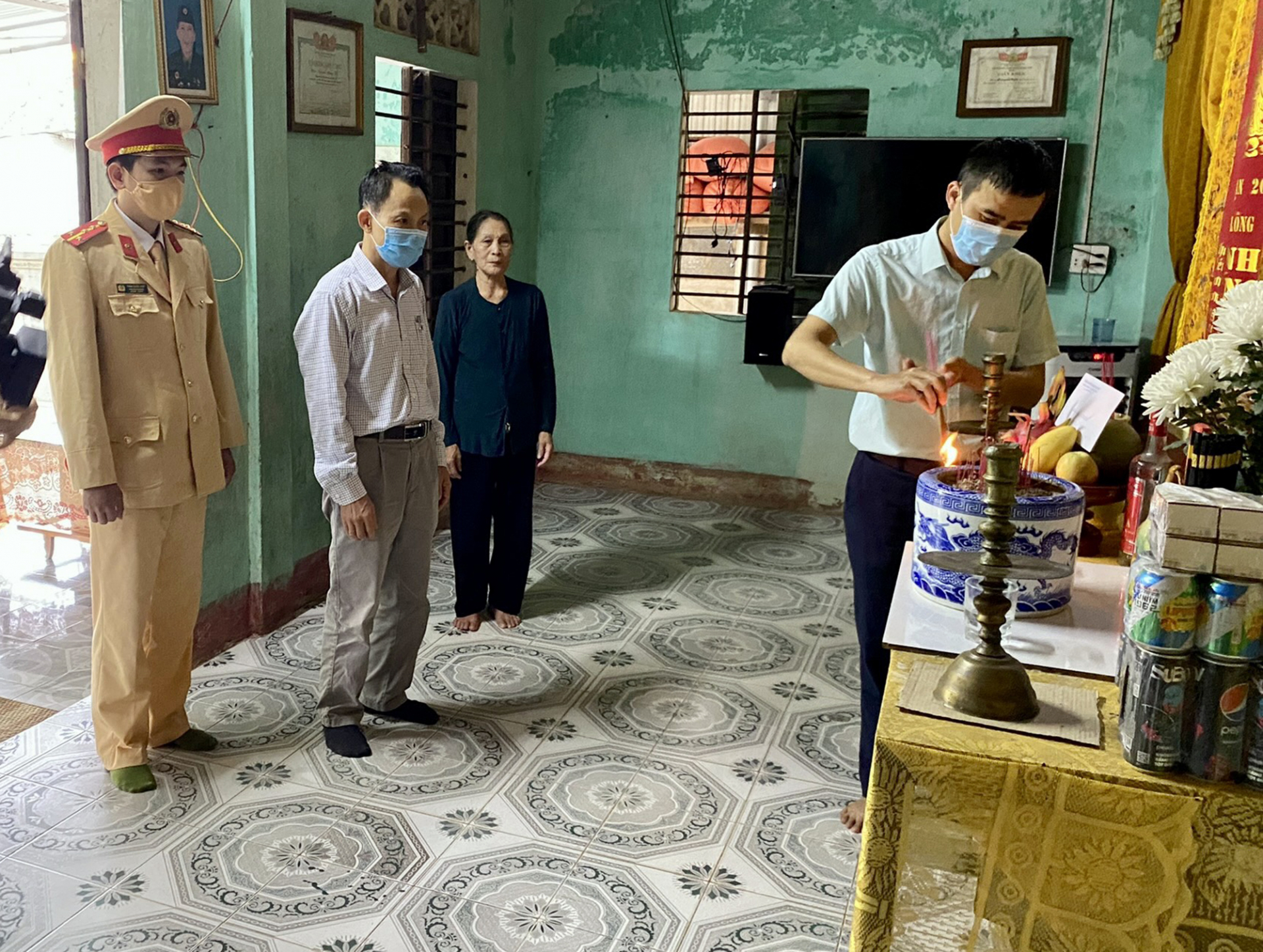 Ban ATGT huyện Quảng Ninh thăm hỏi gia đình có người thân bị tử vong do TNGT tại xã Duy Ninh.