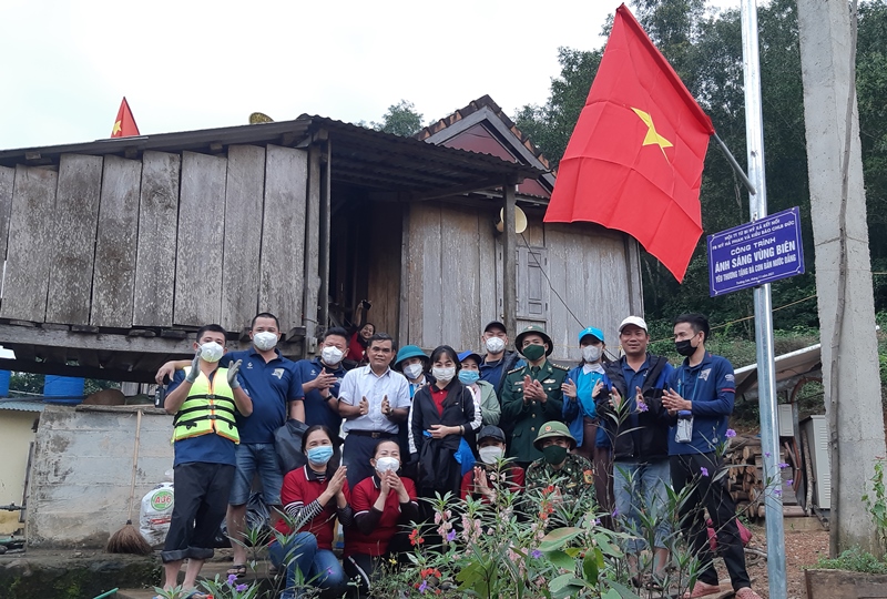 Đoàn công tác bàn giao công trình cho bản Nước Đắng.