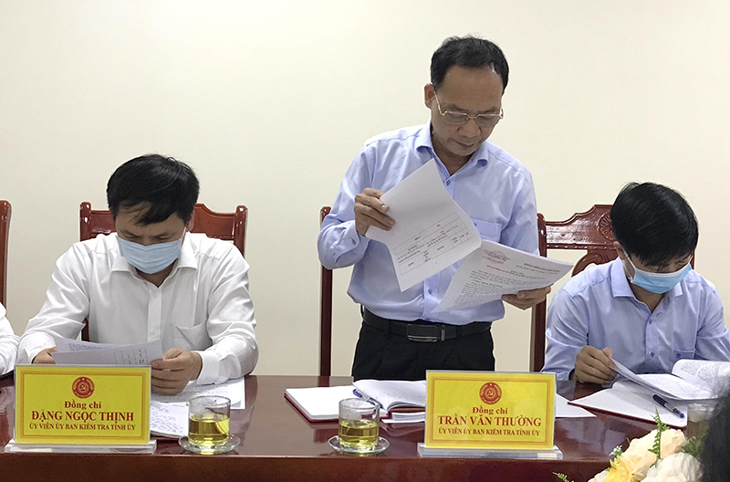 Ủy viên UBKT Tỉnh ủy thảo luận tại kỳ họp.