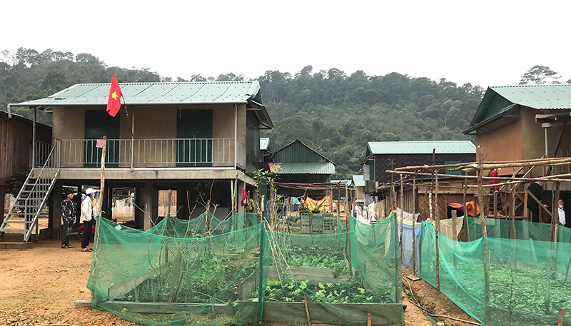 Bà con bản Sắt, xã Trường Sơn từ nay đã có được ngôi nhà khang trang, an toàn để ổn định cuộc sống lâu dài. 