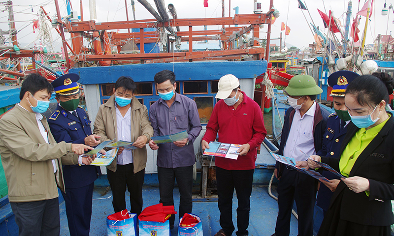 BTL Vùng Cảnh sát biển 1 tuyên truyền pháp luật cho bà con ngư dân huyện Bố Trạch.