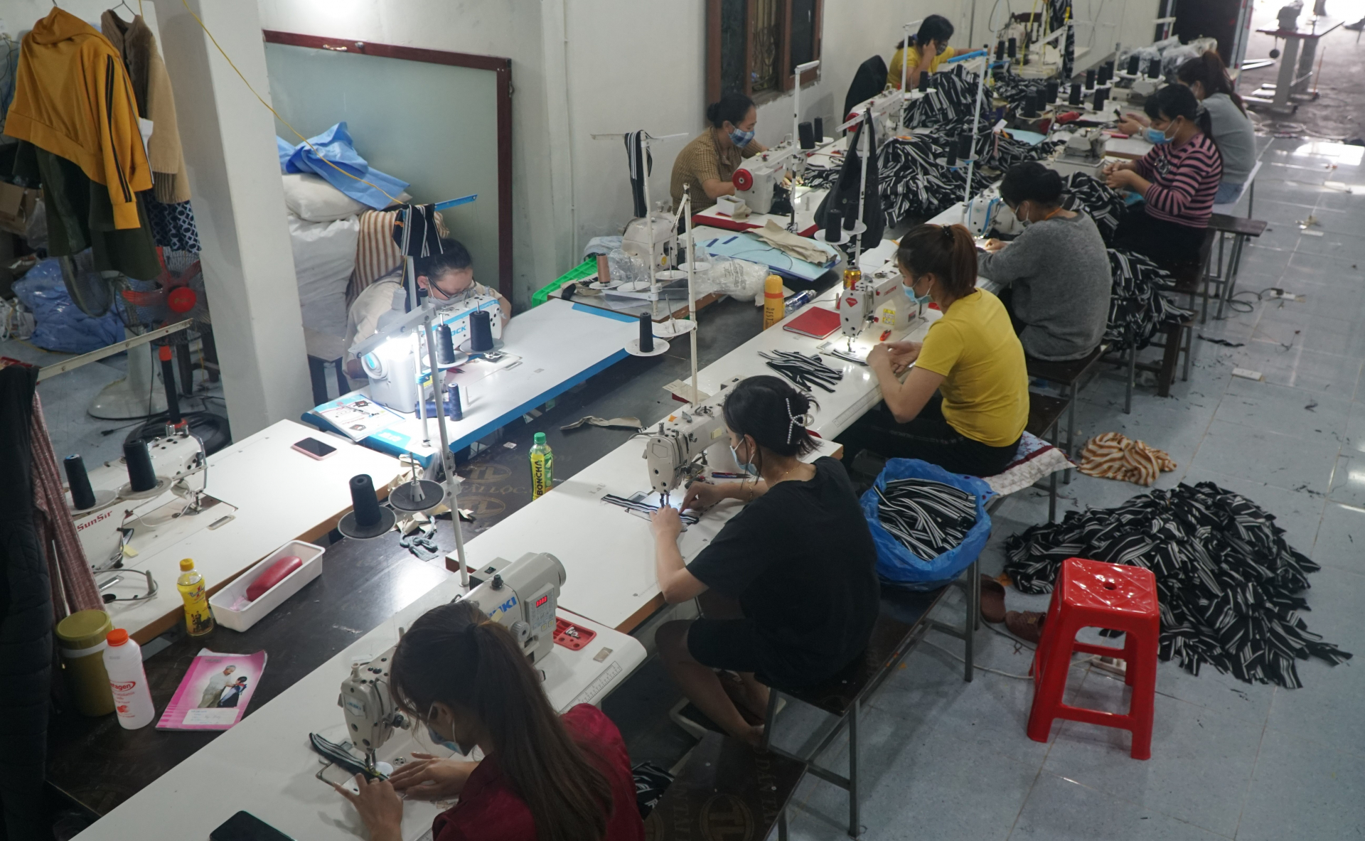 Xưởng may của anh Đặng Thanh Hải đã giải quyết việc làm cho hơn 20 lao động với thu nhập từ 4 - 5 triệu đồng/tháng