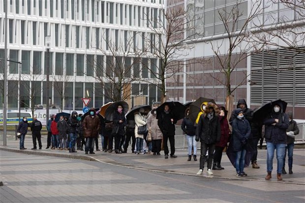  Người dân chờ tiêm vaccine ngừa COVID-19 tại Frankfurt am Main, Đức, ngày 30-11. (Ảnh: AFP/TTXVN)