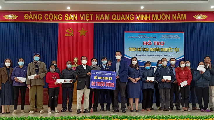 Đại diện đơn vị tài trợ hỗ trợ sinh kế cho những NKT thuộc thành phố Đồng Hới