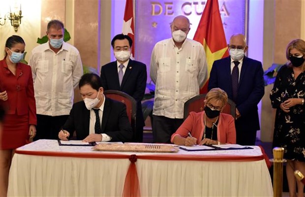  Bộ trưởng Ngoại thương và Đầu tư nước ngoài Cuba Rodrigo Malmierca Díaz và Bộ trưởng Bộ Xây dựng Nguyễn Thanh Nghị chứng kiến lễ ký Bản ghi nhớ giữa Tập đoàn du lịch Gran Caribe của Cuba và công ty City Land của Việt Nam về thành lập liên doanh trong lĩnh vực bất động sản, hồi tháng 9-2021. (Ảnh: Lê Hà/TTXVN)