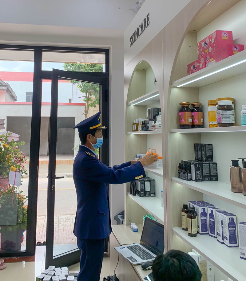 Lực lượng QLTT kiểm tra và phát hiện nhiều sản phẩm mỹ phẩm không có hóa đơn, chứng từ chứng minh tính hợp pháp tại của hàng JOLIE NGUYEN.