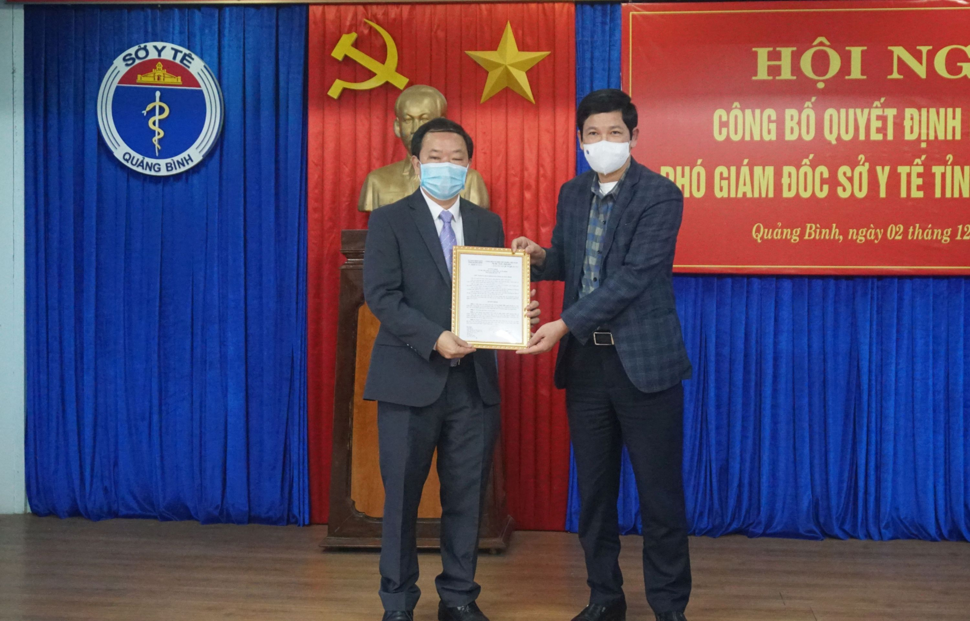 Đồng chí Phó Chủ tịch UBND tỉnh Hồ An Phong trao quyết định bổ nhiệm Phó Giám đốc Sở Y tế cho bác sỹ Đinh Viễn Anh.
