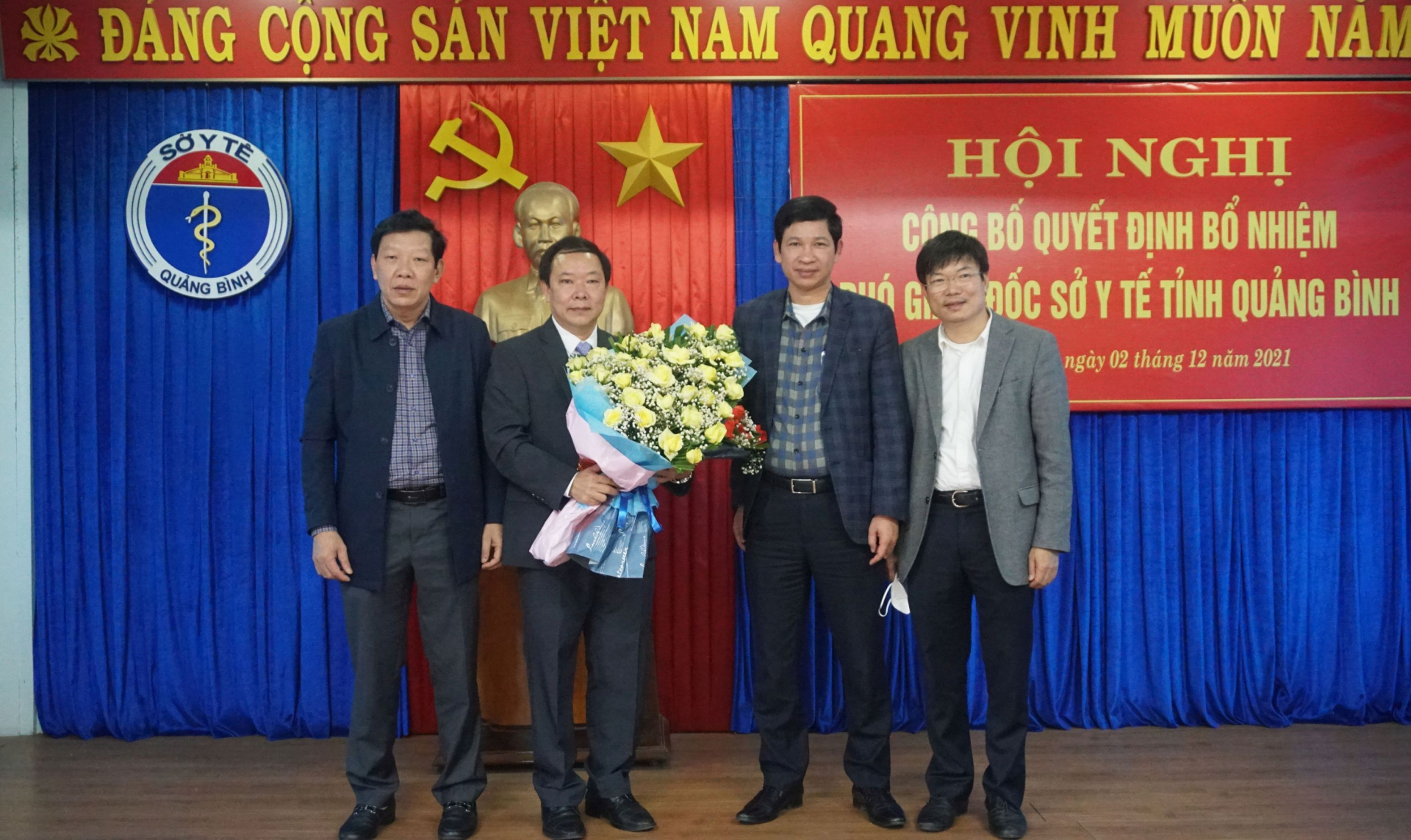 Đồng chí Phó Chủ tịch UBND tỉnh và lãnh đạo Sở y tế tặng hoa chúc mừng bác sỹ Đinh Viễn Anh.