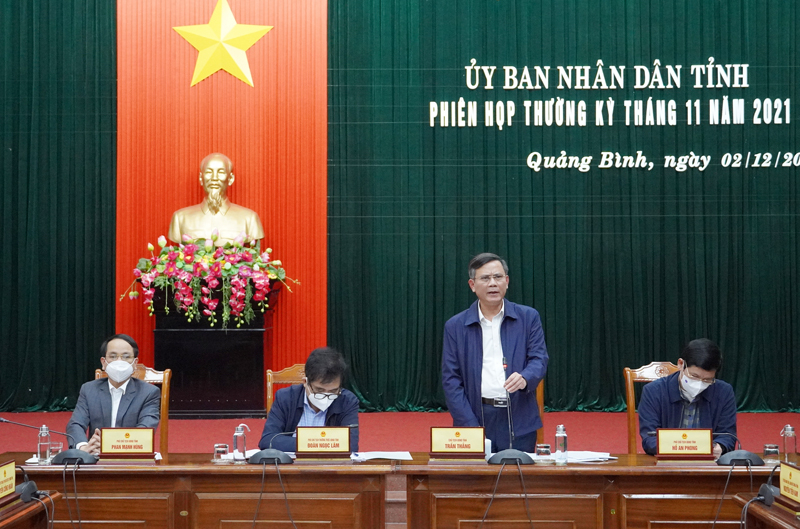 Đồng chí Chủ tịch UBND tỉnh Trần Thắng phát biểu tại phiên họp.
