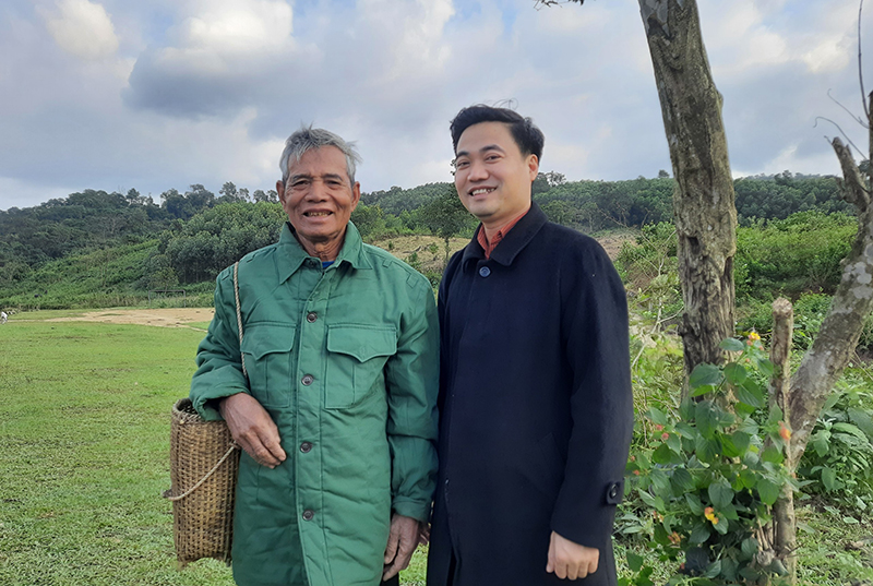 Già làng Hoàng Bảo và tác giả.