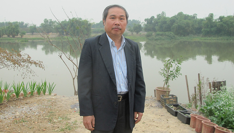 Nhà thơ Mai Nam Thắng bên dòng sông Gianh quê hương.
