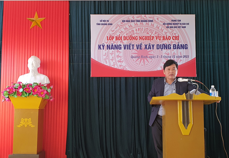 Lãnh đạo Ban Tuyên giáo Tỉnh ủy trình bày báo cáo về chuyên đề xây dựng Đảng.
