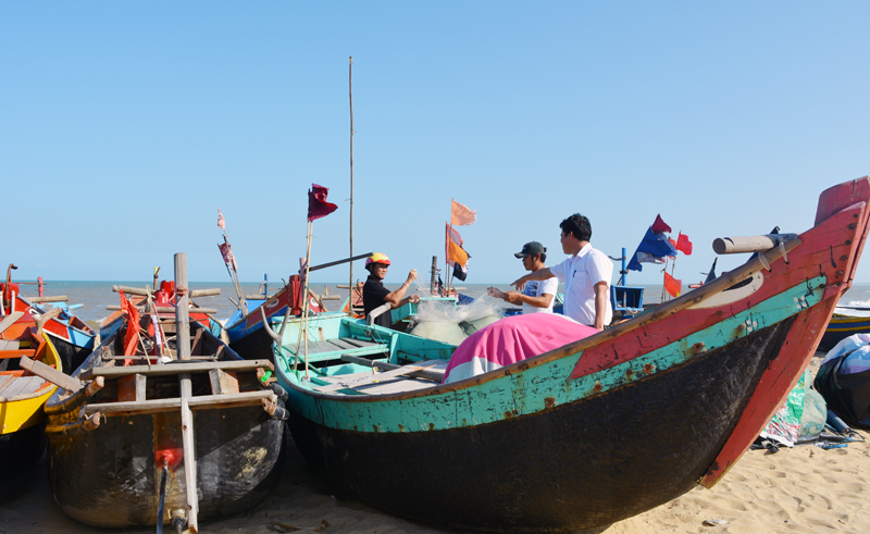 Do ảnh hưởng của dịch Covid-19, nhiều tàu thuyền ở địa bàn huyện Bố Trạch không thể ra khơi trong thời gian khá dài.