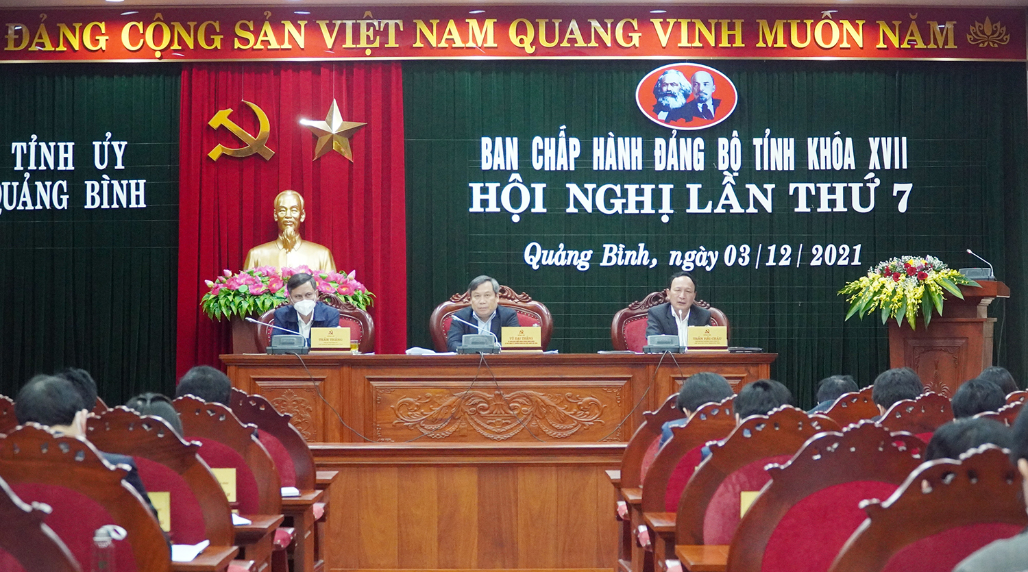 Các đồng chí trong Thường trực Tỉnh ủy điều hành hội nghị.