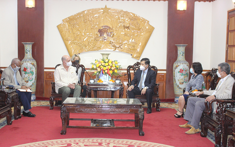  Đồng chí Đoàn Ngọc Lâm, Ủy viên Ban Thường vụ Tỉnh ủy, Phó Chủ tịch Thường trực UBND tỉnh tiếp xã giao đồng chí Rô-béc-tô Ba-nôt Gát-xi-a, Tham tán Kinh tế Thương mại phụ trách y tế-Đại sứ quán Cộng hòa Cu-ba.