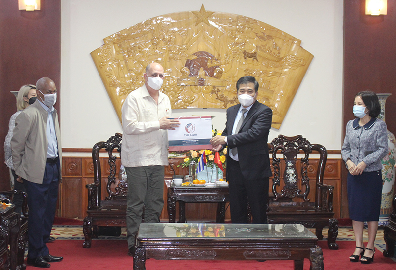  Đồng chí Đoàn Ngọc Lâm, Phó Chủ tịch Thường trực UBND tỉnh tặng quà cho đồng chí Rô-béc-tô Ba-nôt Gát-xi-a.