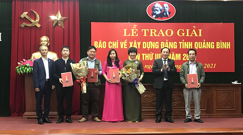 Đại diện lãnh đạo Cơ quan Thường trực Ban Tuyên giáo Trung ương tại Miền trung-Tây nguyên và đồng chí Trần Hải Châu trao giải cho các tác giả, nhóm tác giả đạt Giải báo chí Quốc gia lần thứ XV.