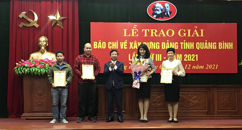 Đồng chí Trưởng ban Tuyên giáo Tỉnh ủy Cao Văn Định trao giải B cho nhóm tác giả.