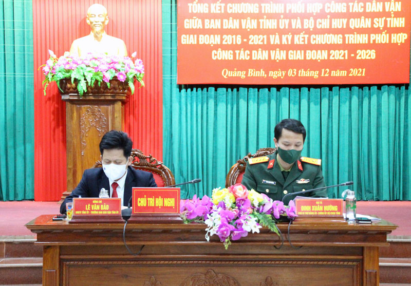 Các đồng chí Lê Văn Bảo, Ủy viên Ban Thường vụ, Trưởng ban Dân vận Tỉnh ủy; Đại tá Đinh Xuân Hướng, Chính ủy Bộ CHQS tỉnh đồng chủ trì hội nghị
