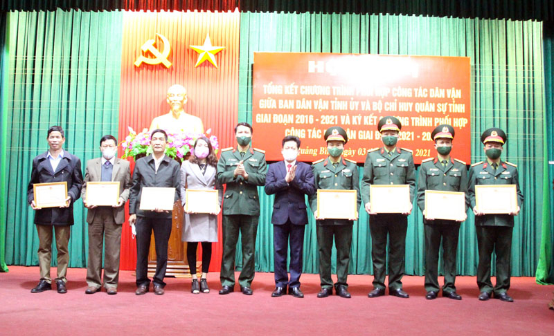 Trao thưởng cho các tập thể và cá nhân có thành tích xuất sắc 