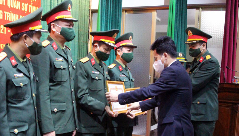 Đồng chí Trưởng ban Dân vận Tỉnh ủy trao thưởng cho các tập thể, cá nhân có thành tích xuất sắc