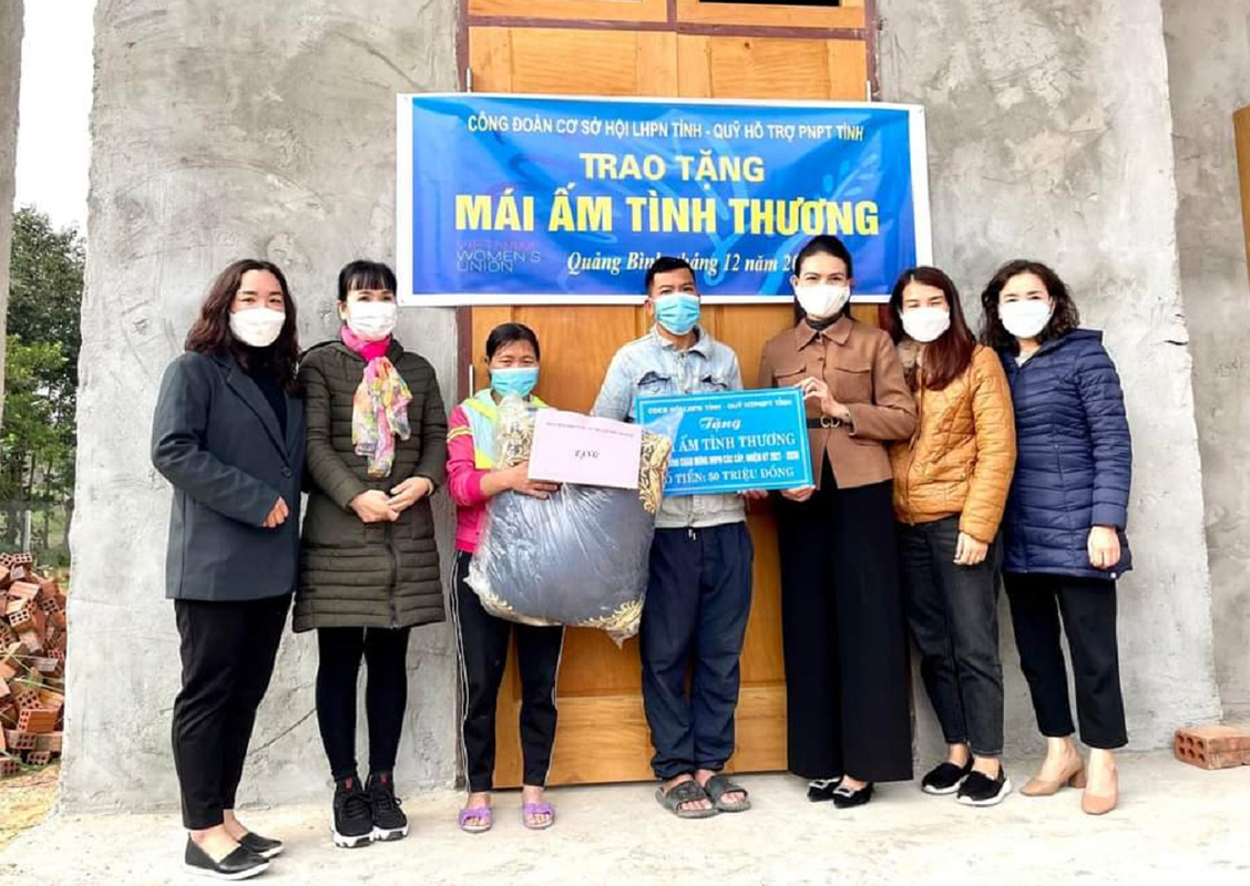 Đại diện lãnh đạo Hội LHPN tỉnh trao tặng “Mái ấm tình thương” cho chi Nguyễn Thị Nhung.