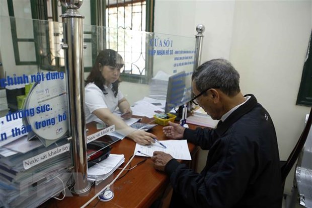 Nhân viên Bảo hiểm xã hội tỉnh Hưng Yên hướng dẫn người dân làm thủ tục tham gia Bảo hiểm xã hội. (Ảnh minh họa: Phạm Kiên/TTXVN)