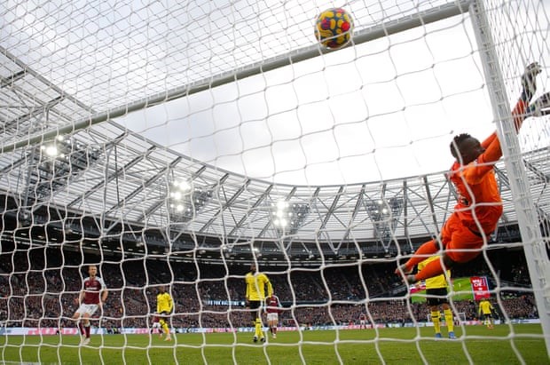 Chelsea bại trận trước West Ham. (Nguồn: The Guardian)