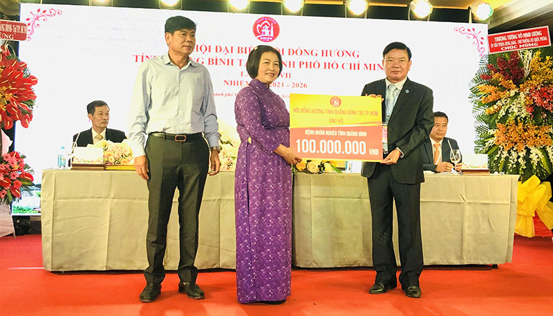 Ông Nguyễn Văn Dưỡng, Phó Chủ tịch Thường trực Ban Chấp hành Hội đồng hương tỉnh Quảng Bình tại TP.HCM trao 100 triệu đồng cho Hội Bảo trợ bệnh nhân nghèo tỉnh Quảng Bình.