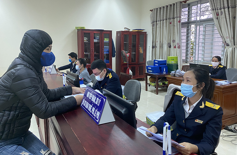 Người nộp thuế đến giao dịch trực tiếp tại Chi cục Thuế Lệ Thủy.