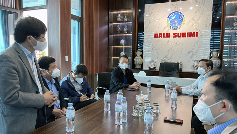 Lãnh đạo Sở Y tế và huyện Bố Trạch làm việc để nắm tình hình và triển khai công tác phòng, chống dịch Covid-19 tại Công ty Dalu Surimi