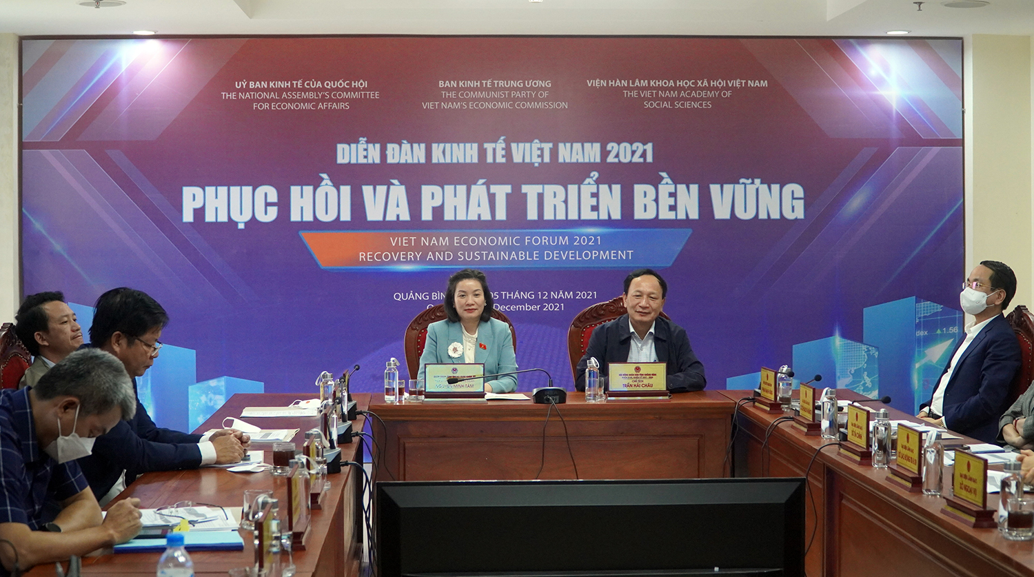 Toàn cảnh diễn đàn tại điểm cầu Quảng Bình.
