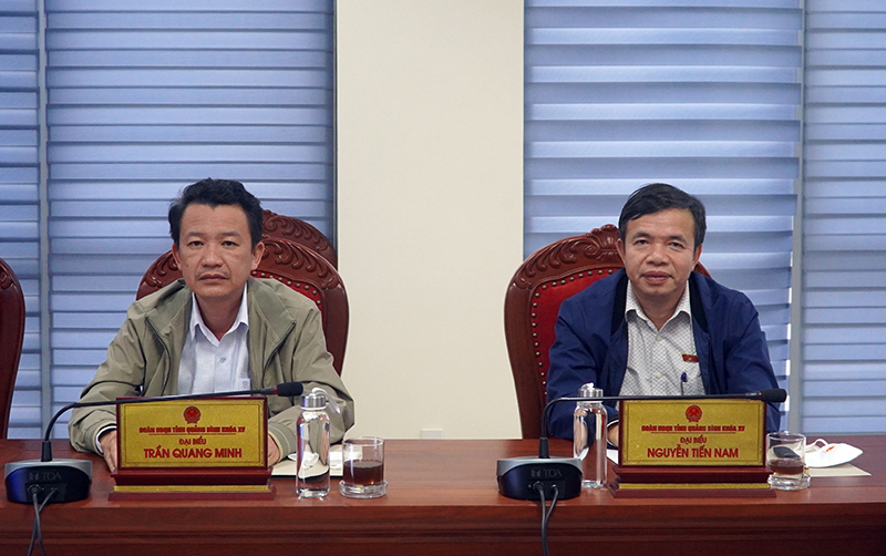 Các ĐBQH tham gia diễn đàn.