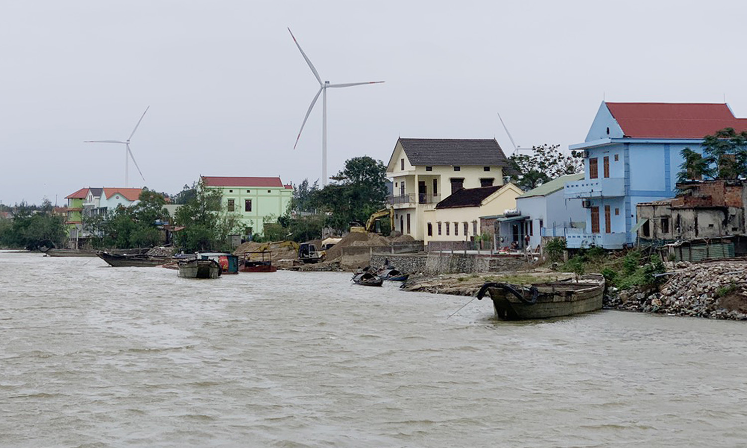 Thuyền, xà lan neo tại bãi và chuyển cát lên bãi tập kết trái phép của bà Trần Thị Sinh.