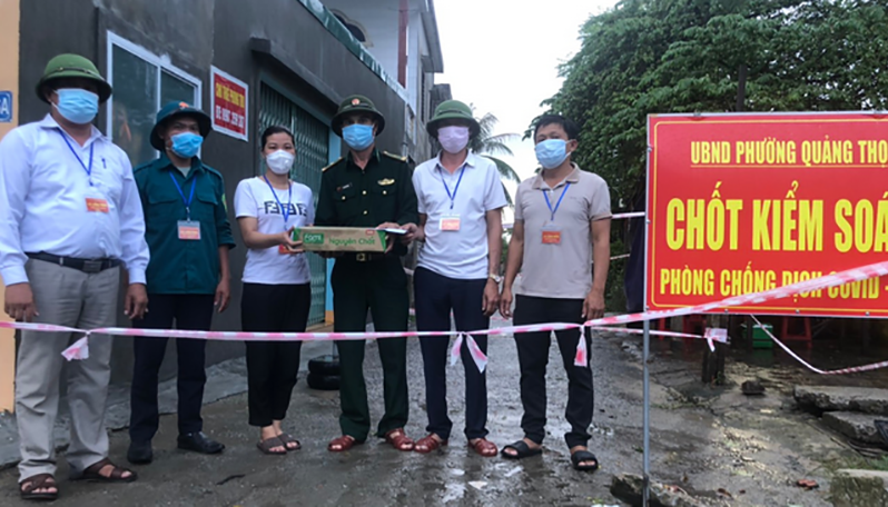 Chị Nguyễn Thị Liên Anh trao quà cho các lực lượng tham gia chống dịch.