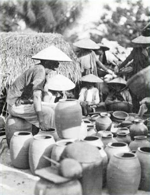 Cảnh mua bán ở chợ Roòn đầu thế kỷ XX. Ảnh: Tư liệu.