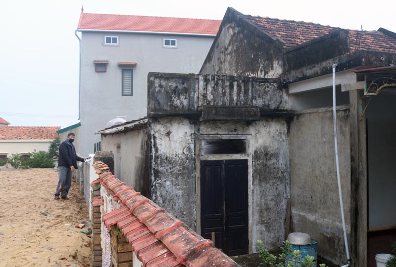 Ông Hoàng Viết Hợp, trú tại thôn Hà Dương, xã Bảo Ninh cho biết về vị trí thửa đất của gia đình ông đang xảy ra tranh chấp với bà Đoàn Thị Liên (SN 1976, phường Bắc Lý, TP. Đồng Hới).
