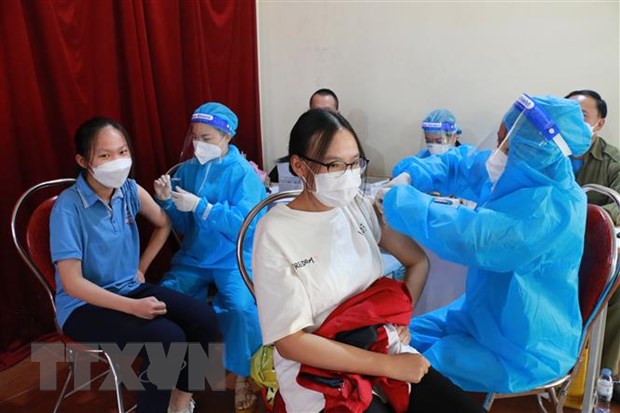 Tỉnh Nghệ An tổ chức tiêm vaccine phòng COVID-19 cho người dưới 18 tuổi. (Ảnh: Bích Huệ/TTXVN)
