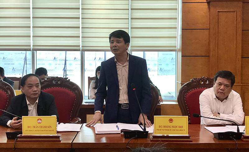 Lãnh đạo UBND TP. Đồng Hới thảo luận tại buổi làm việc.