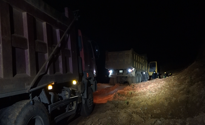 Phương tiện chở quặng trái phép bị bắt giữ trên tuyến QL12A.