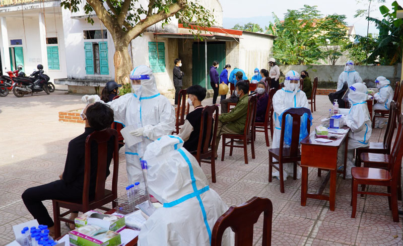 Lấy mẫu xét nghiệm sàng lọc cộng đồng tại xã Quảng Châu.