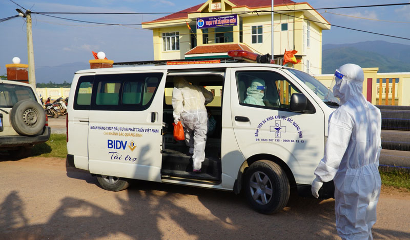  Vận chuyển F0 đến cơ sở điều trị bệnh nhân Covid-19.