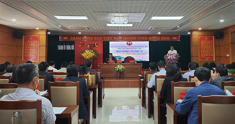 Đồng chí Bí thư Thành ủy Đồng Hới Trần Phong phát biểu chỉ đạo tại hội nghị.