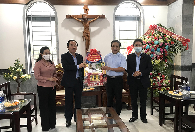 Đồng chí Phó Chủ tịch Ủy ban Trung ương MTTQVN Ngô Sách Thực tặng quà chúc mừng Giáo xứ Tam Tòa đón mùa Giáng sinh an lành.