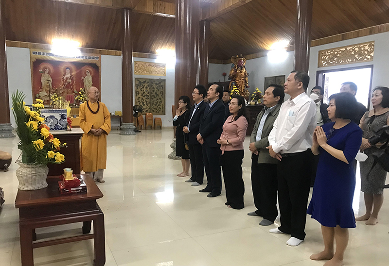 Đoàn công tác dâng hương tại chủa Đại giác.