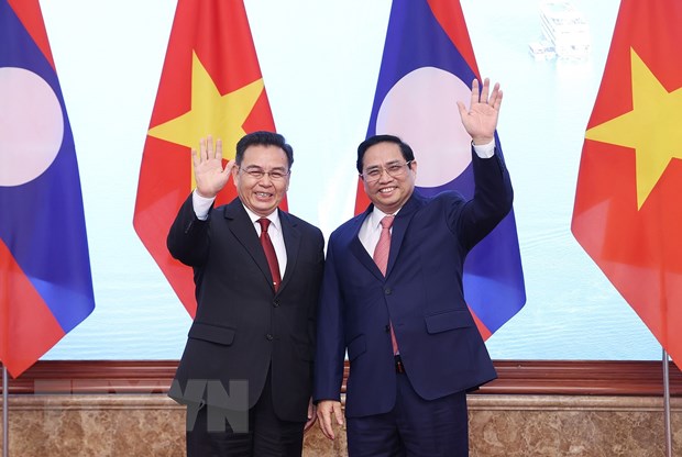 Thủ tướng Phạm Minh Chính và Chủ tịch Quốc hội Lào Saysomphone Phomvihane chụp ảnh chung. (Ảnh: Dương Giang/TTXVN)